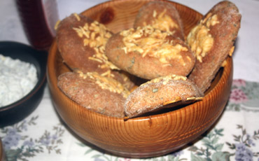 Buns in a wooden basket.